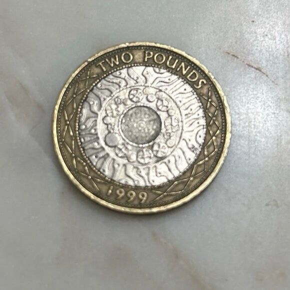 Two Pound Coin On The Shoulders of Giants - Picture 1 of 4